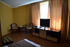 Superior Double Room | Hypo-allergenic bedding, desk, laptop workspace, blackout curtains - Paloma House (Kharkiv)
