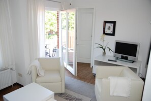 Apartment (Groote) | Living area | Flat-screen TV - Alte Schule Greetsiel (Krummhoern)