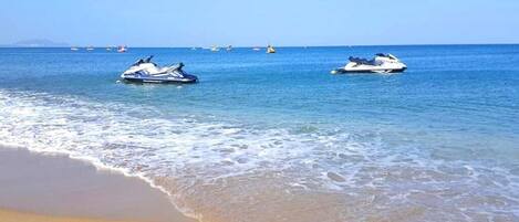 Una spiaggia nelle vicinanze