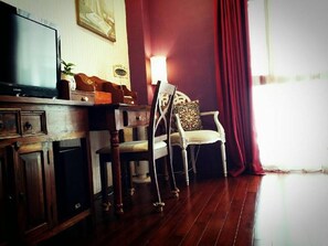 Desk, soundproofing, free WiFi, bed sheets - City Amalfi B&B (Hualien City)