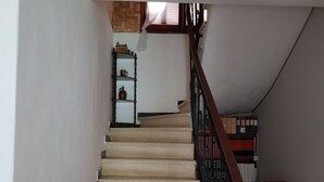 Un escalier avec une rampe en bois menant à un palier.
