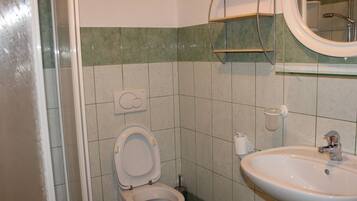 Apartment, 2 Bedrooms | Bathroom | Shower, rainfall showerhead, towels