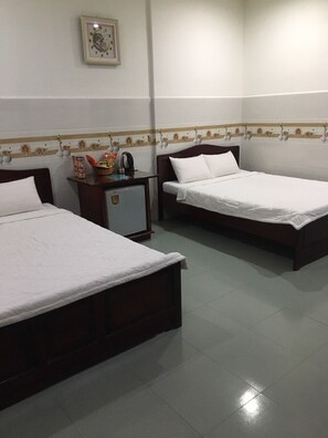 Family Double Room | Minibar, individually decorated, individually furnished, desk