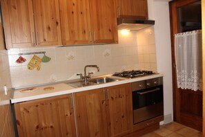 Apartment, 1 Bedroom | Private kitchenette | Fridge, oven, stovetop, cookware/dishes/utensils - Casa Rosina 5 (Val di Zoldo)
