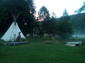 Tente, salle de bains commune (Tipi) | Vue de la chambre