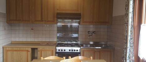 Refrigerador, horno, placa de cocina, utensilios de cocina