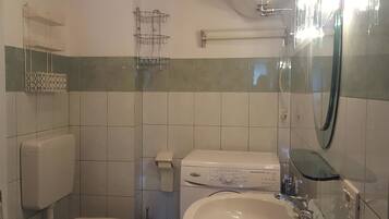 Apartment, 2 Bedrooms | Bathroom | Shower, rainfall showerhead, bidet, towels
