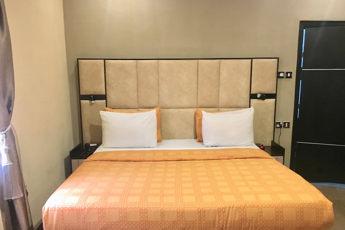 Standaard kamer | Een bureau, gratis wifi, beddengoed
