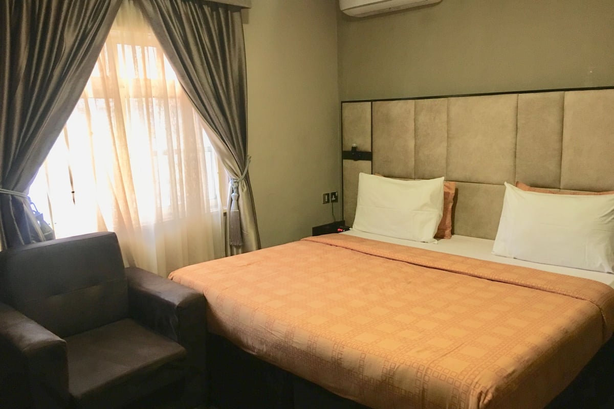 Chambre de base double | Bureau, accès au Wi-Fi (inclus), literie fournie