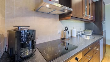 Apartment, 1 Bedroom | Private kitchen | Fridge, microwave, oven, stovetop