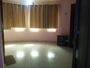 Suite (Flamingo) | Desk, laptop workspace, free WiFi, bed sheets