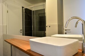 Habitación panorámica, vista al mar | Baño | Regadera, amenidades de baño gratuitas, secadora de cabello, toallas 