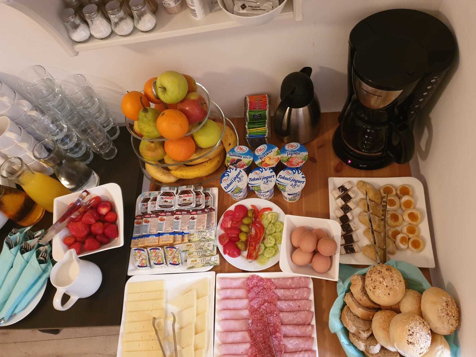Un buffet de petit-déjeuner proposant une variété d'aliments et de boissons.