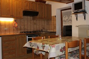 Apartment, 2 Schlafzimmer | Eigene Kochnische | Kühlschrank, Mikrowelle, Herdplatte, Kochgeschirr/Geschirr/Besteck