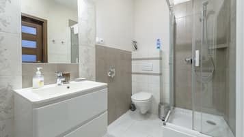 Apartment | Bathroom | Shower, hair dryer, towels, soap