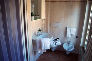 Dusche, Regendusche, kostenlose Toilettenartikel, Haartrockner