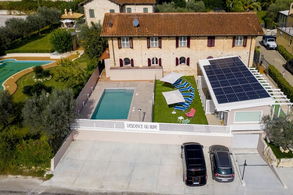 Vista frontal de la propiedad