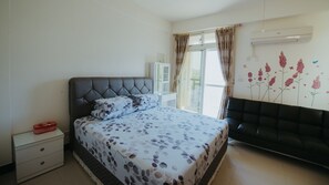 Deluxe Triple Room, Balcony, Courtyard Area | Egyptian cotton sheets, premium bedding, down comforters, pillowtop beds - Guangyuan (Jinsha)