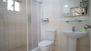 Shower, rainfall showerhead, free toiletries, hair dryer