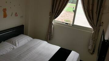 Habitació doble familiar, bany compartit, zona de pati | Llençols de cotó egipci, roba de llit d'alta qualitat i cobrellits