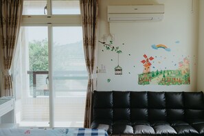 Deluxe Triple Room, Balcony, Courtyard Area | Living area | LCD TV - Guangyuan (Jinsha)