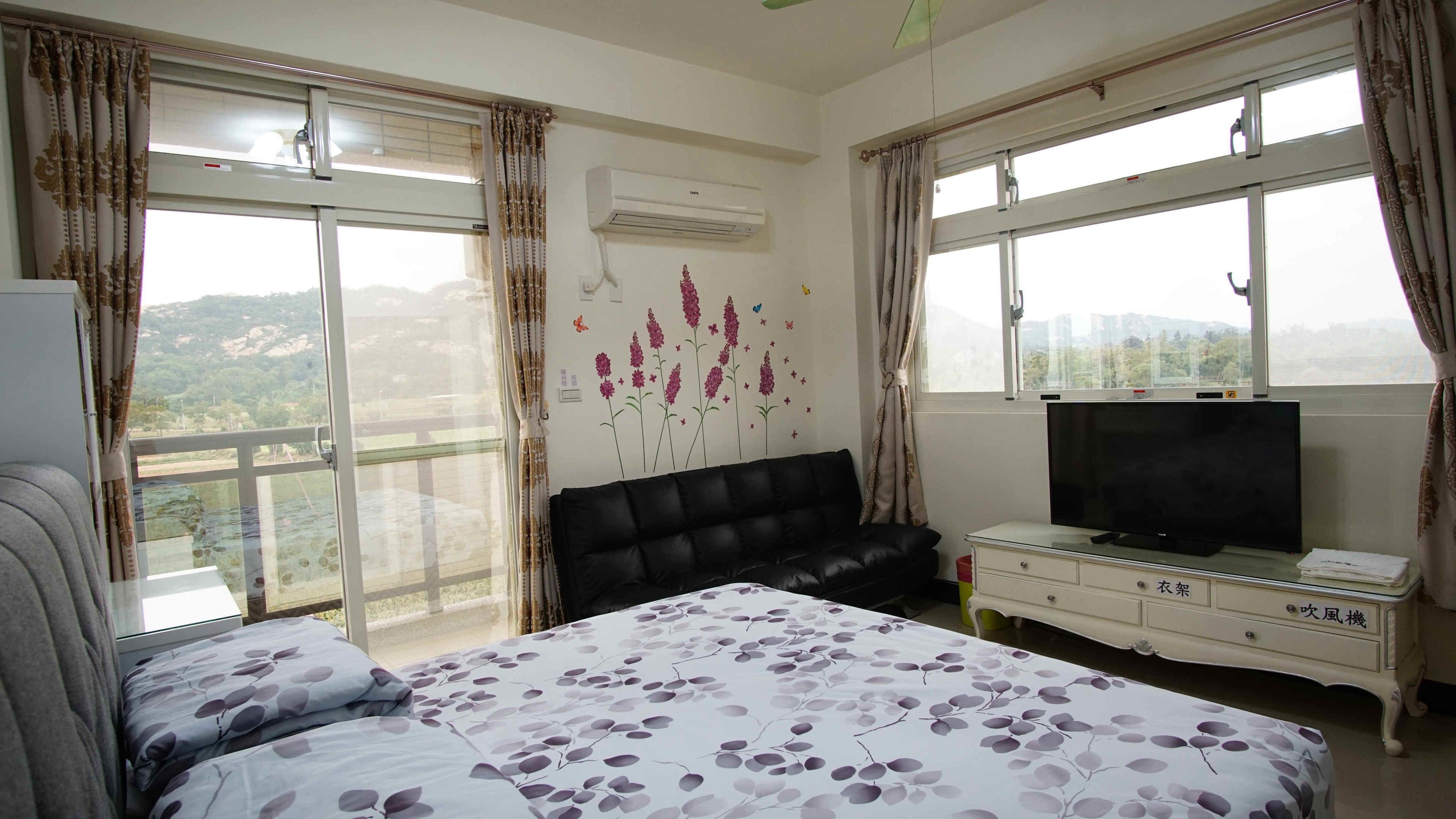 Habitación triple Deluxe, balcón, en la zona del patio | Sábanas de algodón egipcio y ropa de cama de alta calidad