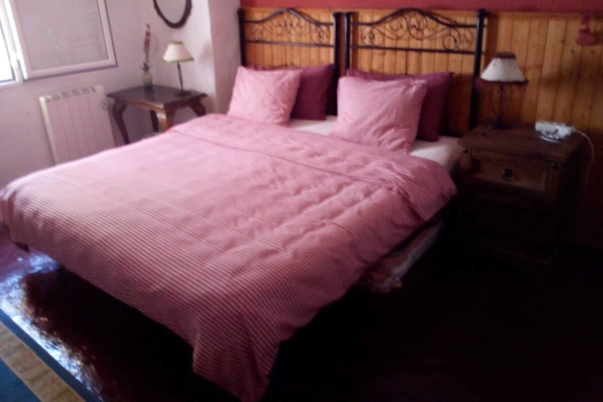 Triple Room | In-room safe, desk, blackout drapes, WiFi (free)