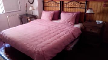 Triple Room | In-room safe, desk, blackout curtains, free WiFi