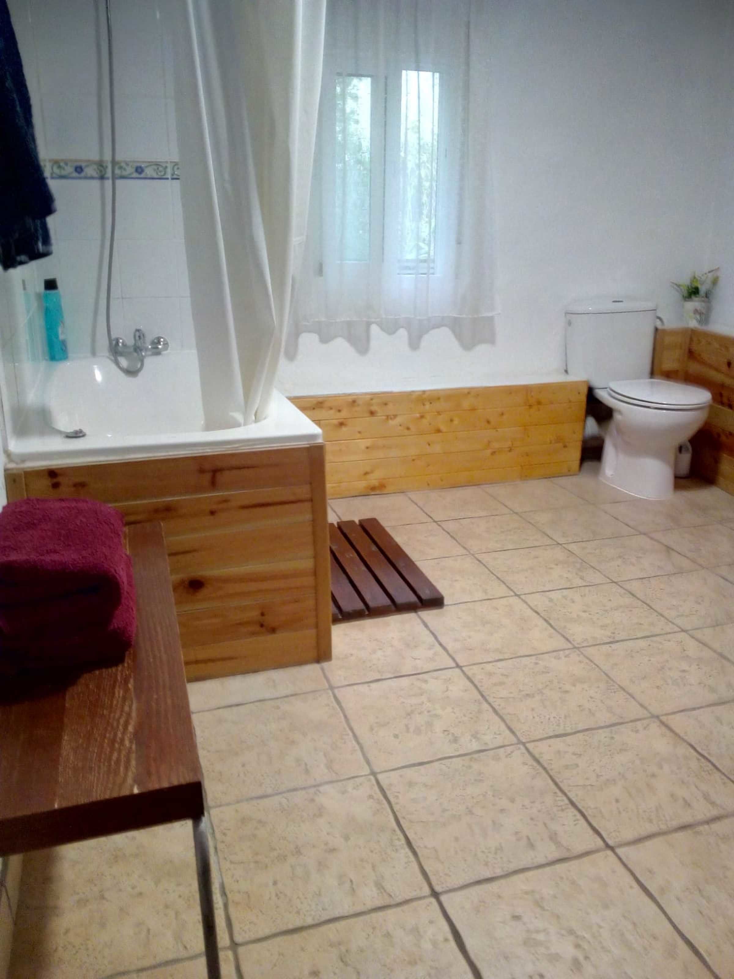 Bañera, artículos de higiene personal gratuitos y secador de pelo