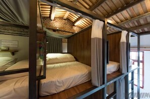 In-room safe, blackout drapes, free WiFi, bed sheets - 158 Hostel (Tainan)