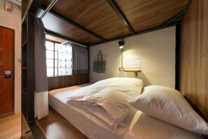房內夾萬、遮  光窗簾/窗簾、免費 Wi-Fi、床單