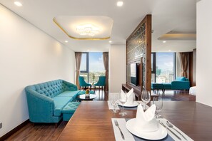 Suite, vistas parciales al mar (Twin) | Cocina privada | Hervidor eléctrico