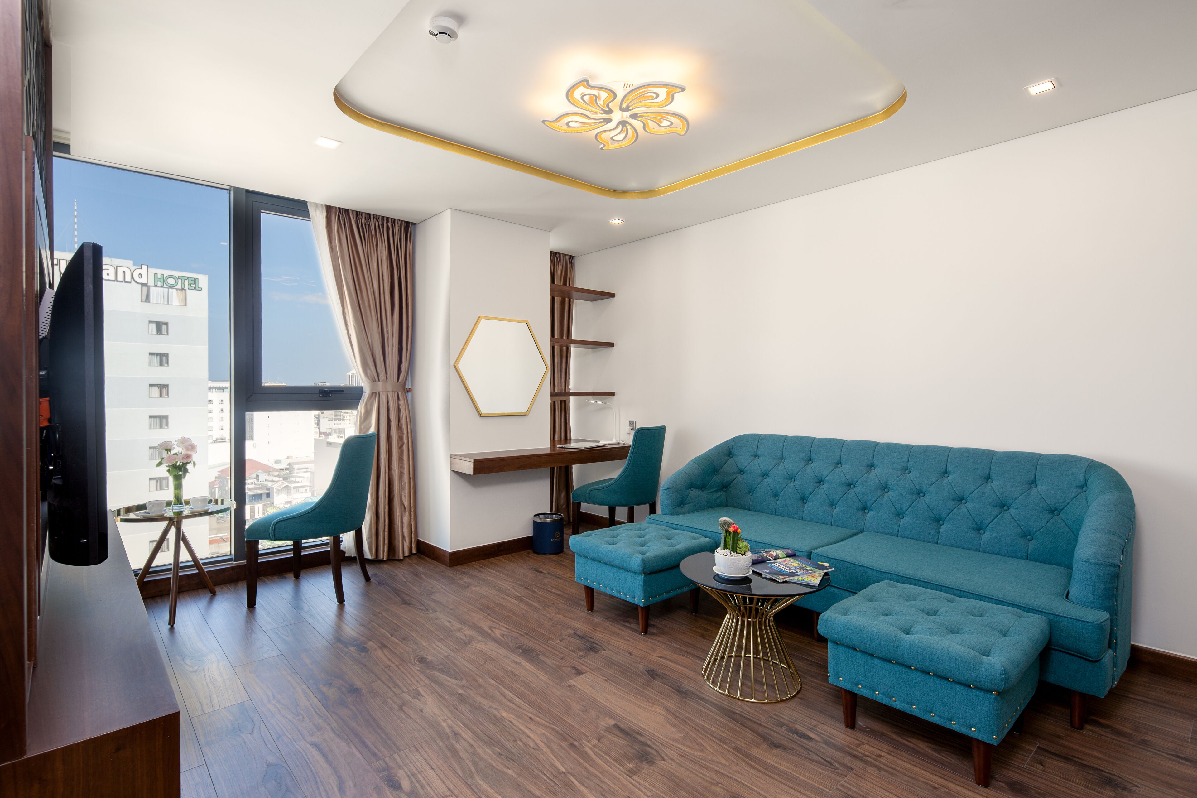 suite twin with partial sea view | living area | flat-screen tv