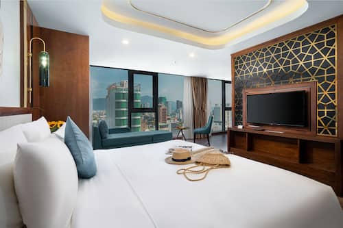 Suite King with Partial Sea View | Premium bedding, down comforters, memory foam beds, minibar