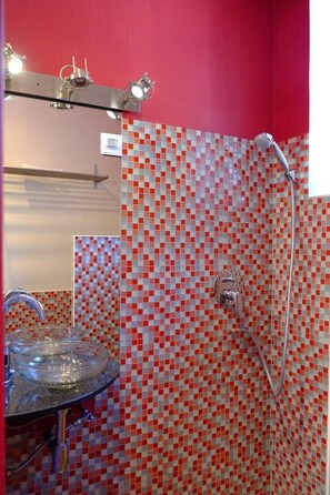 Double Room | Bathroom | Shower, free toiletries, hair dryer, towels - La Stregheria (Leucate)