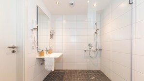 Comfort Condo (D67) | Bathroom | Shower, hair dryer, towels, soap - Bedas - Residenz an den Kaiserthermen  II (Trier)