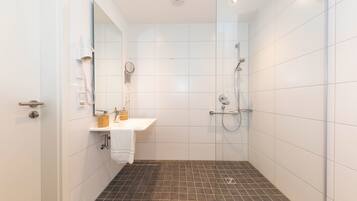 Kondominium Comfort (D67) | Kamar mandi | Shower, pengering rambut, handuk, dan sabun