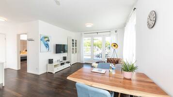 Comfort Condo (D67) | Living area | Smart TV, Netflix, streaming services