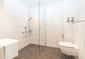 Comfort Condo (D67) | Bathroom | Shower, hair dryer, towels, soap - Bedas - Residenz an den Kaiserthermen  II (Trier)