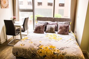 Basic Apartment | Iron/ironing board, free WiFi, bed sheets - Chic City Center Studio Apt (Liverpool)