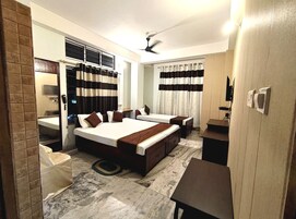 1 habitación, decoración personalizada, muebles diferentes y escritorio