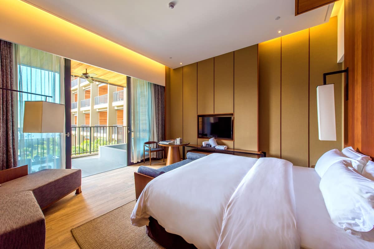 Deluxe kamer, 1 twee- of 2 eenpersoonsbedden, meerdere bedden, uitzicht op resort | Een kluis op de kamer, een bureau, verduisterende gordijnen