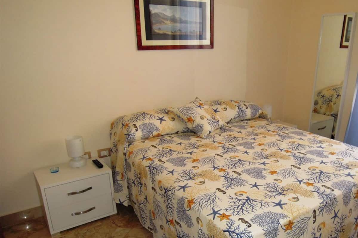 Double Room | Desk, cribs/infant beds, free WiFi, bed sheets