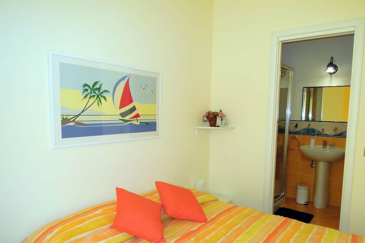 Triple Room | Desk, cribs/infant beds, free WiFi, bed sheets