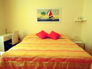 Bàn, nôi/giường cho trẻ sơ sinh (phụ phí) 