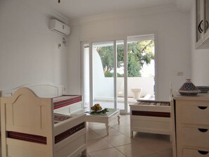Apartment, 1 Schlafzimmer, Meerblick | Wohnbereich | 32-Zoll-Flachbildfernseher mit Satellitenempfang, Fernseher