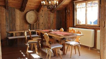 Apartamento, 2 quartos | Opções para refeição no quarto