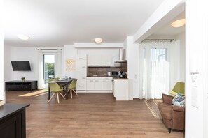 Condo económico (C74) | Área de sala de estar | Smart TV, Netflix y servicios de streaming