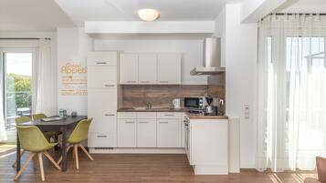 Kondo Ekonomi (C74) | Dapur pribadi | Lemari es besar, microwave, kompor, dan mesin pembuat kopi/teh