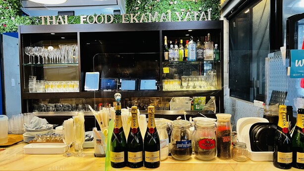 A bar area with a sign reading "THAI FOOD EIKAMAIYATAI". - Hotel Adonis - Hostel (Tokyo)